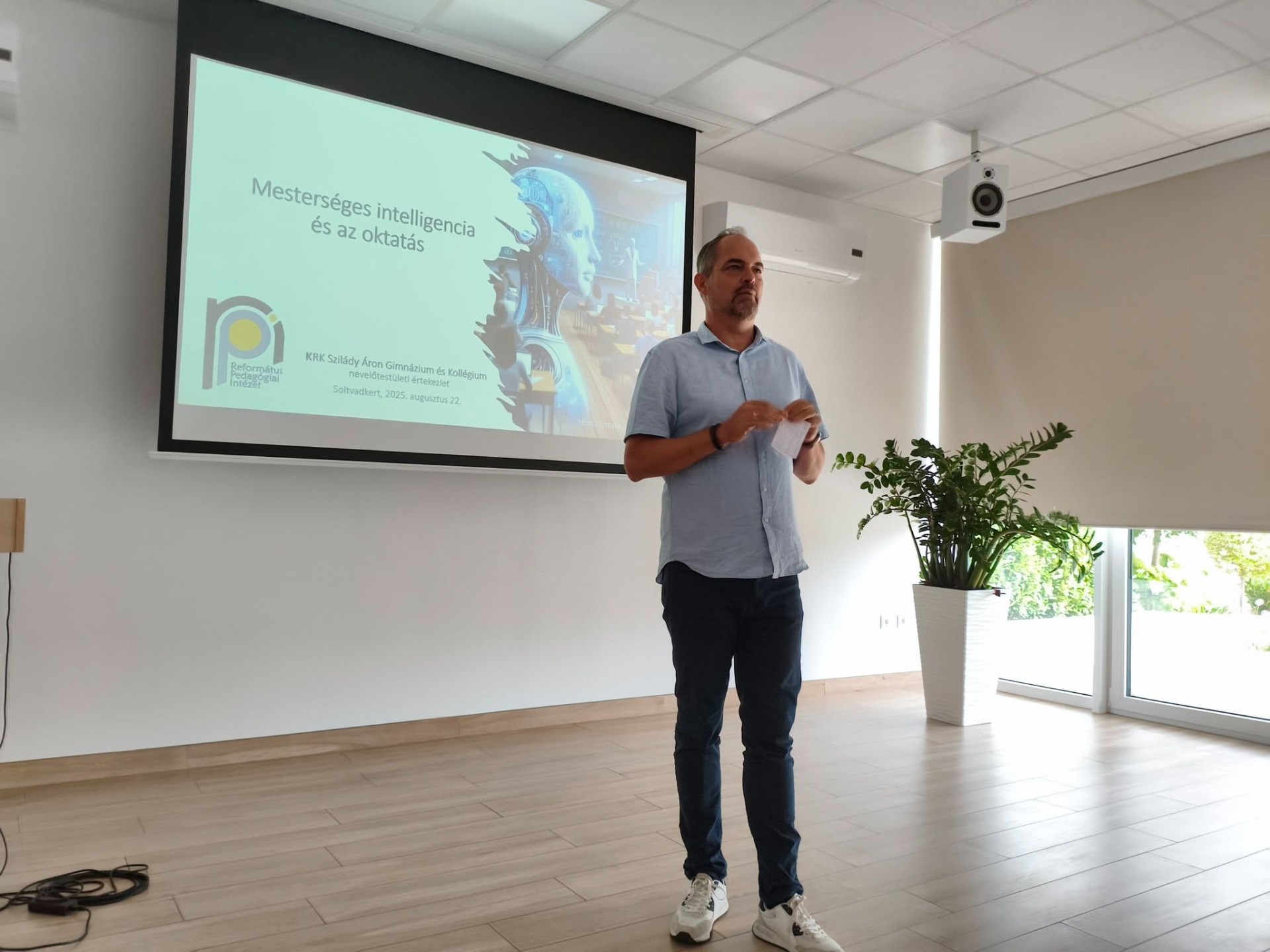 Mesterséges intelligencia az oktatásban - interjú a Halas Rádióban